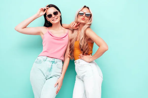 Deux Jeunes Belles Brunes Souriantes Hipster Femelle Vêtements Été Mode — Photo