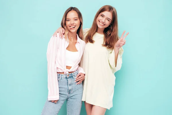 Deux Jeunes Belles Brunes Souriantes Hipster Femelle Vêtements Été Mode — Photo