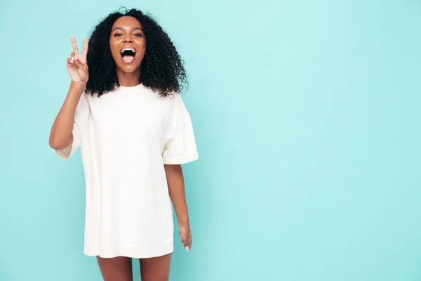 Krásná Černoška Afro Kudrlinky Účes Usmívající Modelka Dlouhých Tričkách Sexy — Stock fotografie