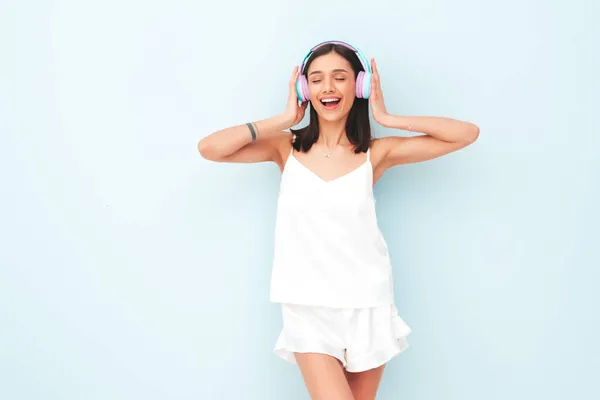 Bela Mulher Sorridente Vestida Pijama Branco Modelo Despreocupado Sexy Ouvir — Fotografia de Stock