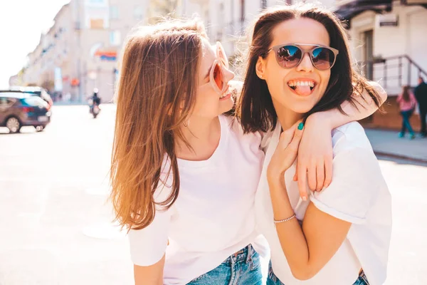 Dwie Młode Piękne Uśmiechnięte Hipsterki Modnych Letnich Białych Shirtach Dżinsach — Zdjęcie stockowe