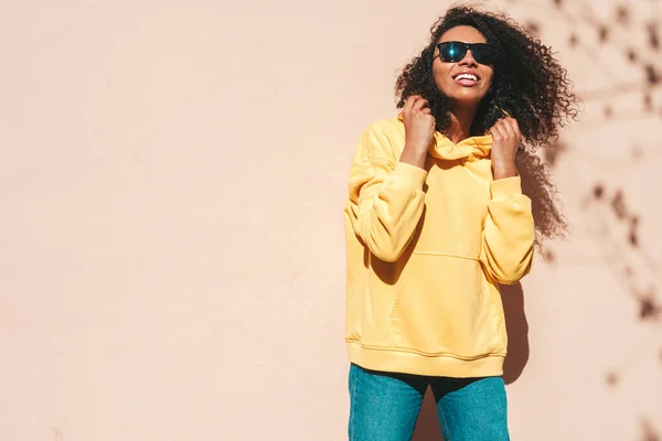 Όμορφη Μαύρη Γυναίκα Αφρο Μπούκλες Χτένισμα Smiling Hipster Μοντέλο Κίτρινο — Φωτογραφία Αρχείου