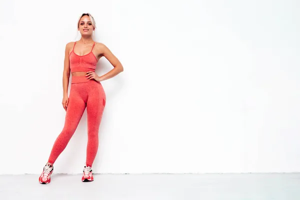 Fitness Leende Kvinna Rosa Sportkläder Ung Vacker Modell Med Perfekt — Stockfoto
