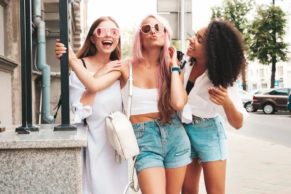 Trois Jeunes Belles Femmes Souriantes Dans Des Vêtements Été Branchés — Photo