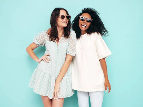 Two Young Beautiful Smiling International Hipster Female Trendy Summer Clothes — Stock Photo, Image