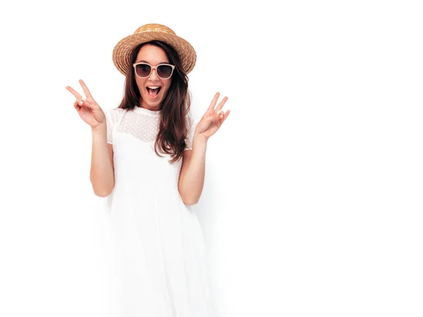 Moda Kıyafetleri Içinde Gülümseyen Güzel Bir Kadın Stüdyoda Beyaz Tenli — Stok fotoğraf