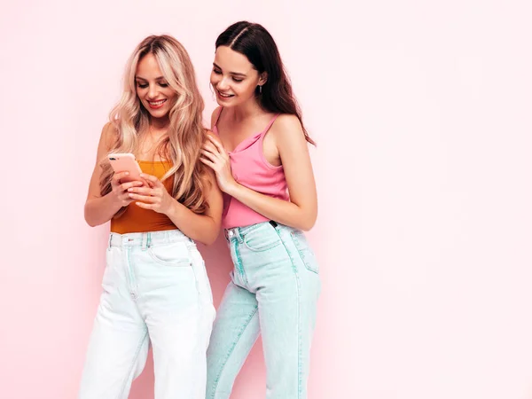 Twee Jonge Mooie Lachende Brunette Hippe Teefjes Trendy Zomerkleding Sexy — Stockfoto