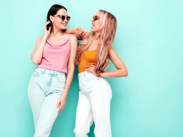 Retrato Dois Jovens Bonita Sorridente Morena Hipster Fêmea Moda Roupas — Fotografia de Stock