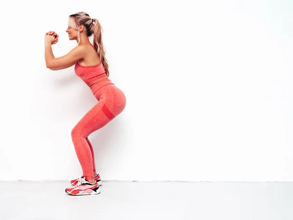 Fitness Lächelnde Frau Pinkfarbener Sportkleidung Junge Schöne Modell Mit Perfektem — Stockfoto