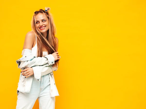 Porträtt Ung Vacker Leende Blond Kvinna Trendiga Sommarkläder Sexig Bekymmerslös — Stockfoto