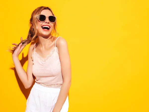 Jovem Bela Fêmea Sorridente Roupas Verão Moda Mulher Despreocupada Sexy — Fotografia de Stock