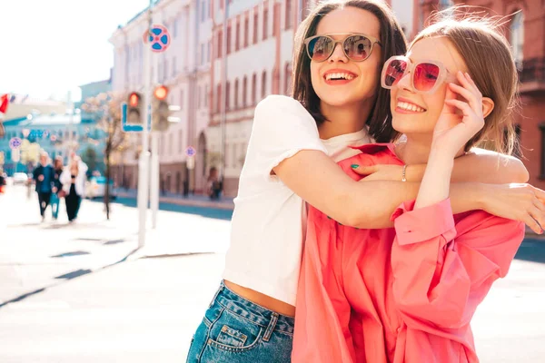 Retrato Dois Jovens Bonita Sorridente Hipster Fêmea Moda Roupas Verão — Fotografia de Stock