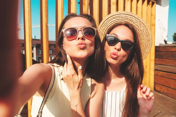 Deux Jeunes Belles Femmes Hipster Souriantes Dans Des Vêtements Été — Photo