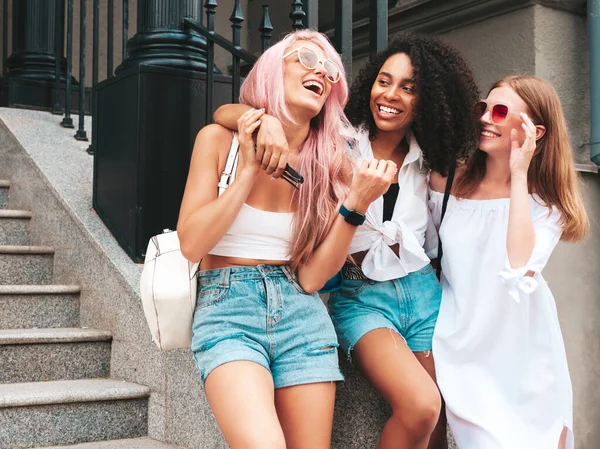 Tres Jóvenes Hermosas Hembras Sonrientes Ropa Verano Moda Sexy Mujeres — Foto de Stock