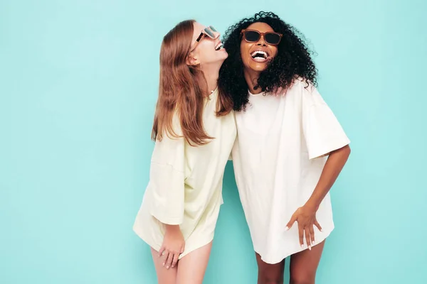 Дві Молоді Красиві Усміхнені Міжнародні Хіпстерки Модному Літньому Одязі Сексуальні — стокове фото