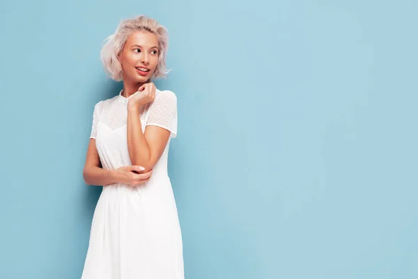 Retrato Joven Hermosa Mujer Sonriente Vestido Blanco Verano Moda Sexy —  Fotos de Stock