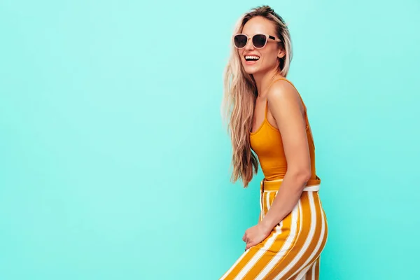 Jovem Bela Fêmea Loira Sorridente Moda Verão Roupas Amarelas Mulher — Fotografia de Stock