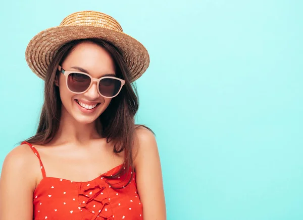 穿着时髦夏装的年轻漂亮 笑容满面的女性的合影 穿着时髦夏装的性感无忧无虑的女人在蓝色的墙壁边学习 积极的模特在室内玩乐 戴着太阳镜和帽子快乐快乐 — 图库照片