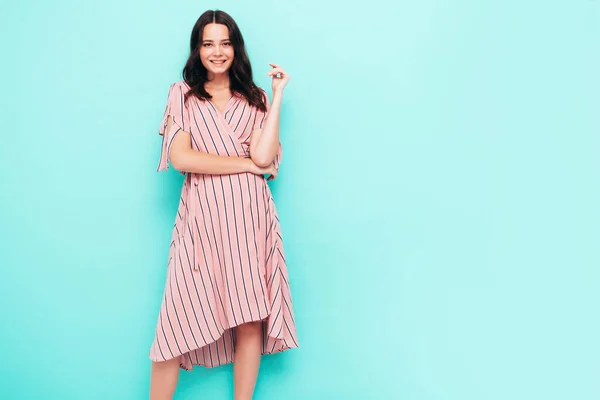 Retrato Joven Hermosa Mujer Sonriente Vestido Rosa Verano Moda Sexy —  Fotos de Stock