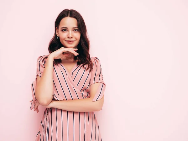 Retrato Joven Hermosa Mujer Sonriente Vestido Rosa Verano Moda Sexy —  Fotos de Stock