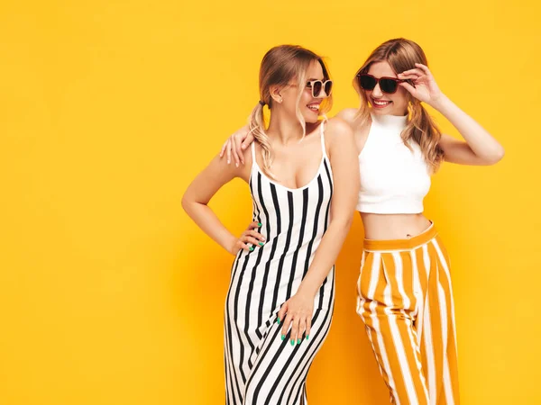 Twee Jonge Mooie Lachende Brunette Hippe Teefjes Trendy Zomerkleding Sexy — Stockfoto