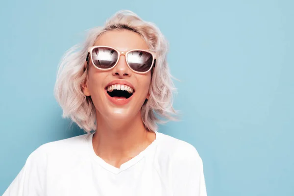 Portrait Jeune Belle Femme Souriante Dans Vêtement Blanc Tendance Été — Photo