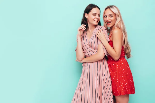 Zwei Junge Schöne Lächelnde Brünette Hipsterinnen Trendiger Sommerkleidung Sexy Unbeschwerte — Stockfoto