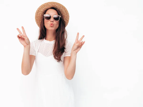 Jonge Mooie Glimlachende Vrouw Trendy Zomerkleding Sexy Zorgeloze Vrouw Geïsoleerd — Stockfoto