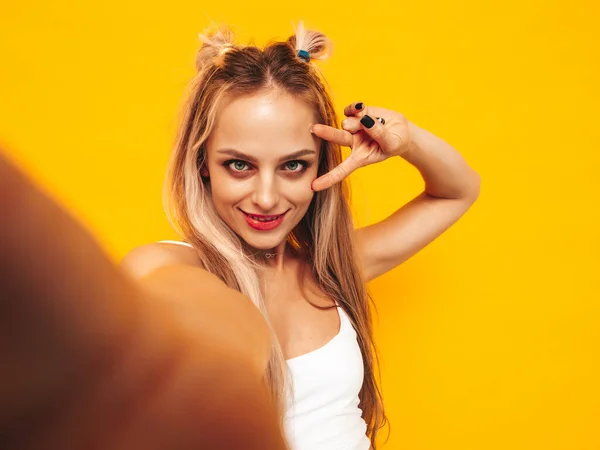Ung Vacker Leende Blond Kvinna Trendiga Sommarkläder Sexig Bekymmerslös Kvinna — Stockfoto