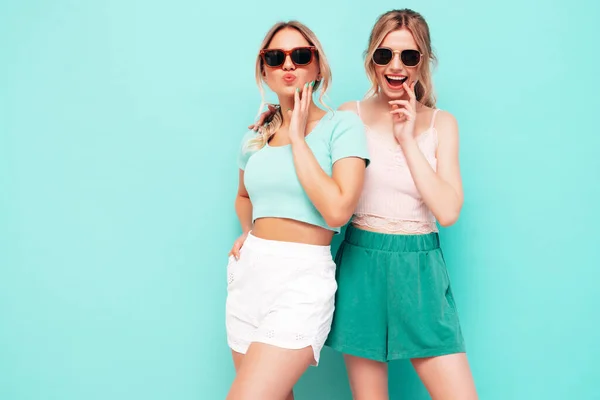 Two Young Beautiful Smiling Blond Hipster Female Trendy Summer Clothes — Stockfoto