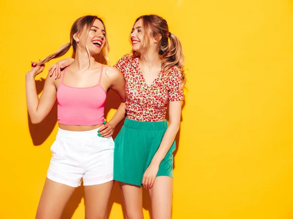 两个年轻美丽的金发嬉皮士女穿着时髦的夏装 无忧无虑的性感女人在工作室的黄墙边摆姿势 有乐趣的正面模型 快乐而快乐 — 图库照片