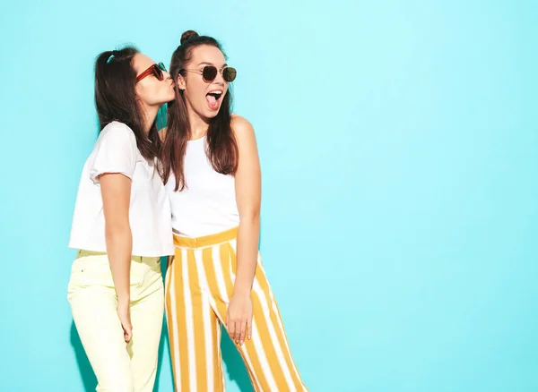 Dois Jovens Bonita Sorridente Loira Hipster Fêmea Moda Roupas Verão — Fotografia de Stock