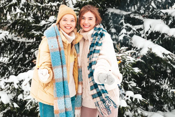 Two Young Beautiful Smiling Hipster Female Trendy Warm Clothes Scarfs — Stockfoto
