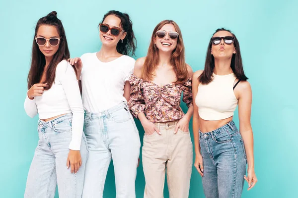 Vier Jonge Mooie Lachende Brunette Hippe Teefjes Trendy Zomerkleding Sexy — Stockfoto