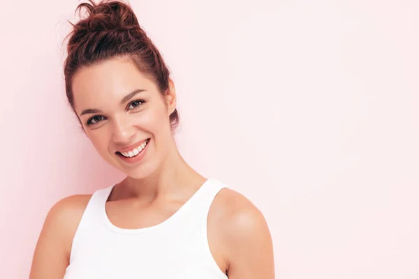 Retrato Una Joven Hermosa Sonriente Hembra Camiseta Blanca Verano Jeans —  Fotos de Stock