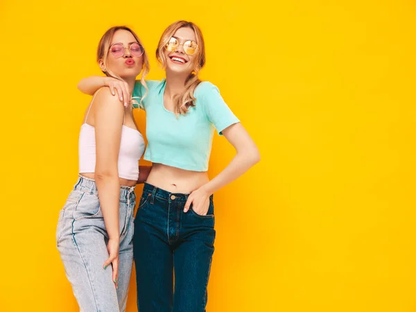 Dos Jóvenes Hermosas Sonrientes Hembras Hipster Rubias Con Ropa Verano —  Fotos de Stock