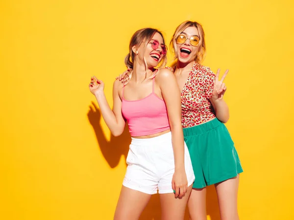 Dos Jóvenes Hermosas Sonrientes Hembras Hipster Rubias Con Ropa Verano —  Fotos de Stock