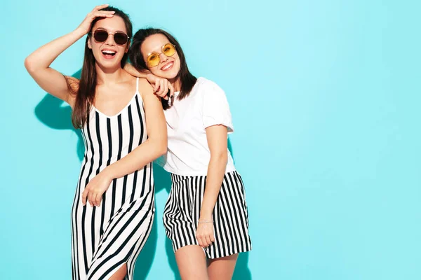 Dois Jovens Bonita Sorridente Loira Hipster Fêmea Moda Roupas Verão — Fotografia de Stock