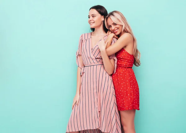 Twee Jonge Mooie Lachende Brunette Hippe Teefjes Trendy Zomerjurken Sexy — Stockfoto