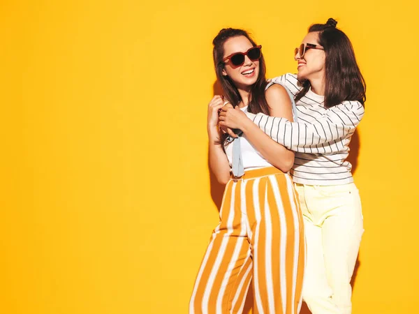 Zwei Junge Schöne Lächelnde Brünette Hipsterinnen Trendiger Sommerkleidung Sexy Unbeschwerte — Stockfoto