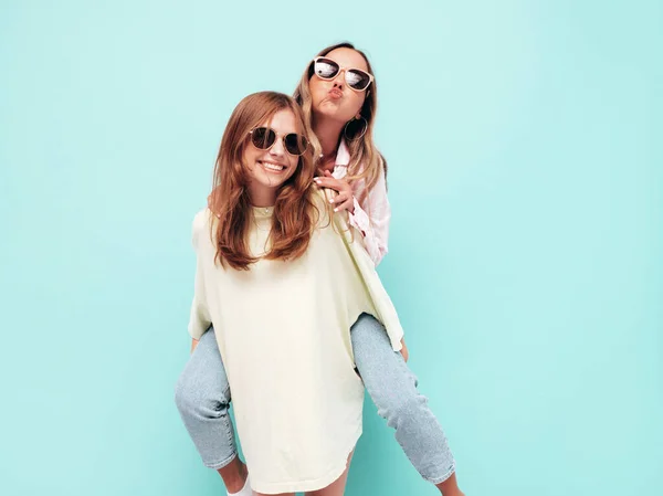 Dos Jóvenes Guapas Sonrientes Morena Hipster Hembra Ropa Verano Moda —  Fotos de Stock
