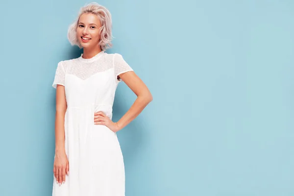 Retrato Jovem Bela Fêmea Sorridente Vestido Branco Verão Moda Mulher — Fotografia de Stock