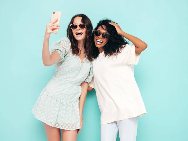 Zwei Junge Schön Lächelnde Internationale Hipsterinnen Trendiger Sommerkleidung Sexy Unbeschwerte — Stockfoto