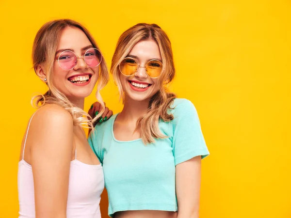 Dos Jóvenes Hermosas Sonrientes Hembras Hipster Rubias Con Ropa Verano —  Fotos de Stock