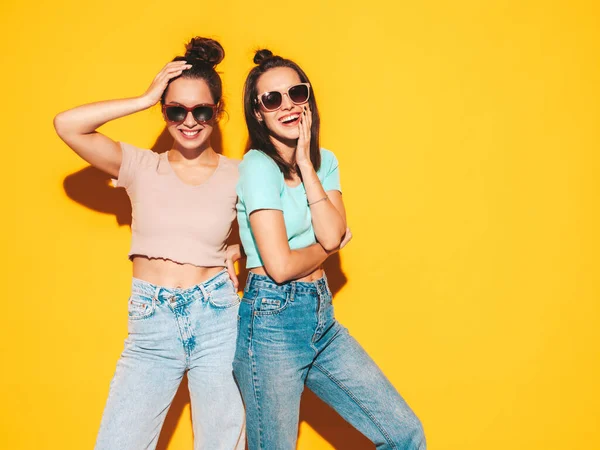 Dois Jovens Bonita Sorridente Loira Hipster Fêmea Moda Roupas Verão — Fotografia de Stock