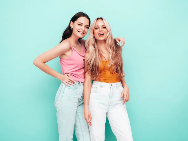 Doi Tineri Frumos Zâmbitor Bruneta Hipster Femeie Haine Vară Modă — Fotografie, imagine de stoc
