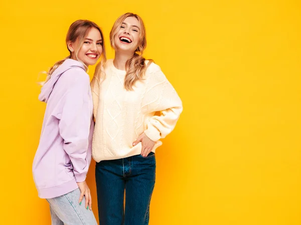 Dos Jóvenes Guapas Sonrientes Morena Hipster Hembra Ropa Verano Moda —  Fotos de Stock