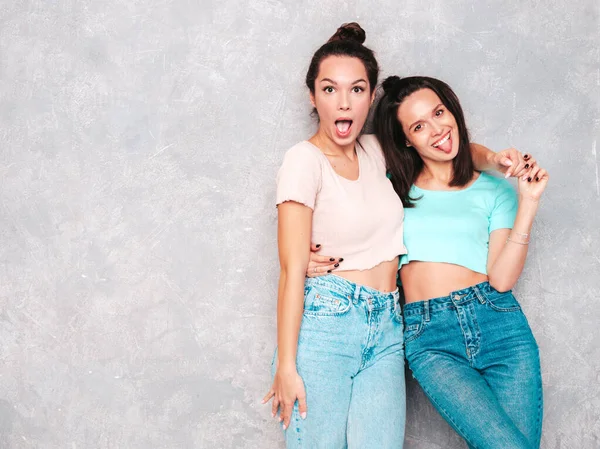 Dos Jóvenes Hermosas Sonrientes Hembras Hipster Rubias Con Ropa Verano —  Fotos de Stock