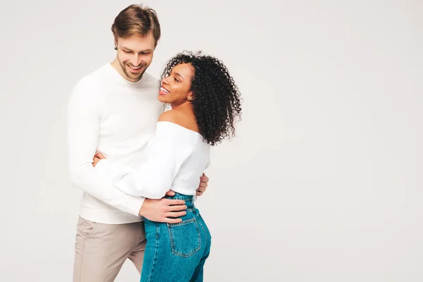 Sorrindo Mulher Bonita Seu Namorado Bonito Feliz Família Multirracial Alegre — Fotografia de Stock