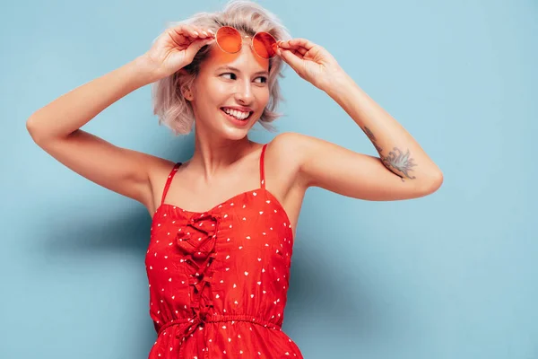 Porträtt Ung Vacker Leende Kvinna Trendig Sommar Röd Klänning Sexig — Stockfoto